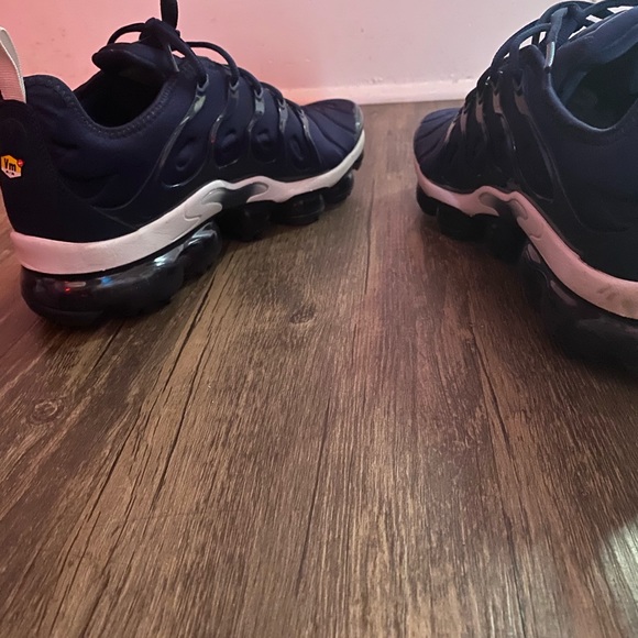 Shoes used 9/10.  Size 9.5 - Picture 3 of 6